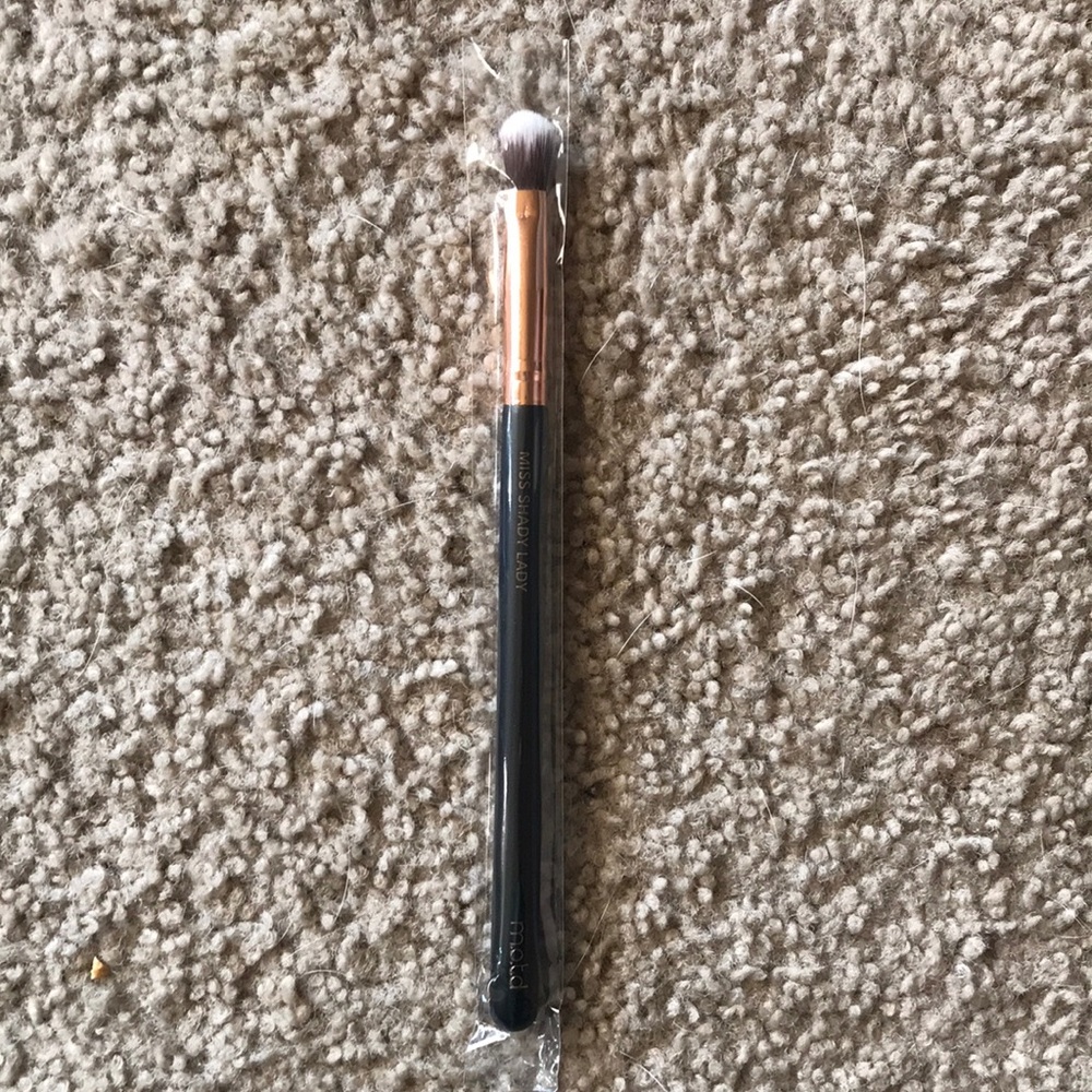 M.O.T.D Miss Shady Lady  Eyeshadow Brush